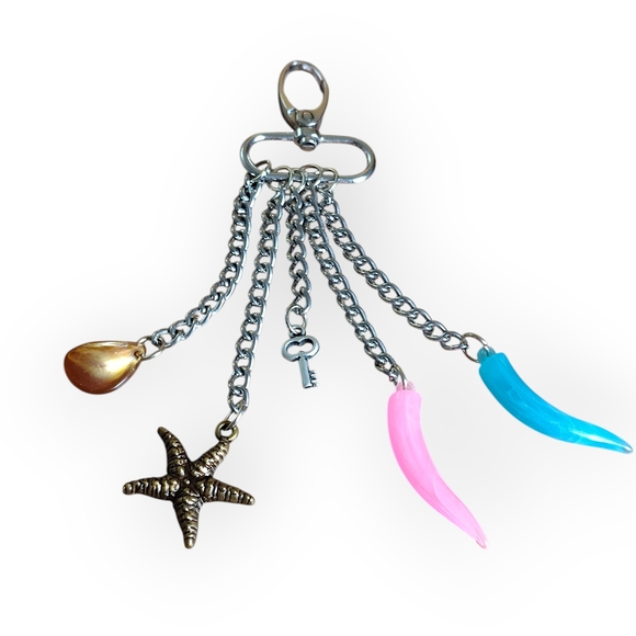 Chic Multi-Charm Keychain - Picture 1 of 6